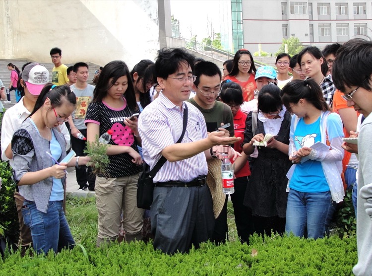 2013.6.1师生考察校园植物